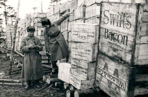 Зима 1942 года - из США в СССР начало поступать продовольствие