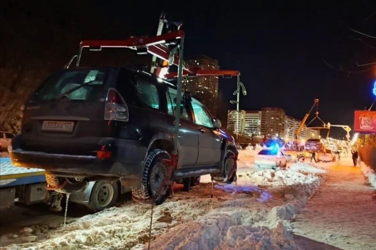    За ночь во Владивостоке эвакуировали шесть машин, мешающих уборке снега