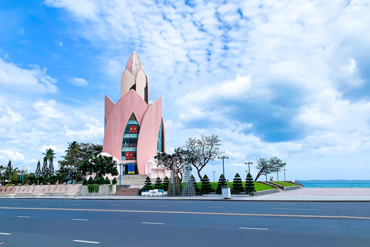 Башня Лотос в Нячанге, Вьетнам.