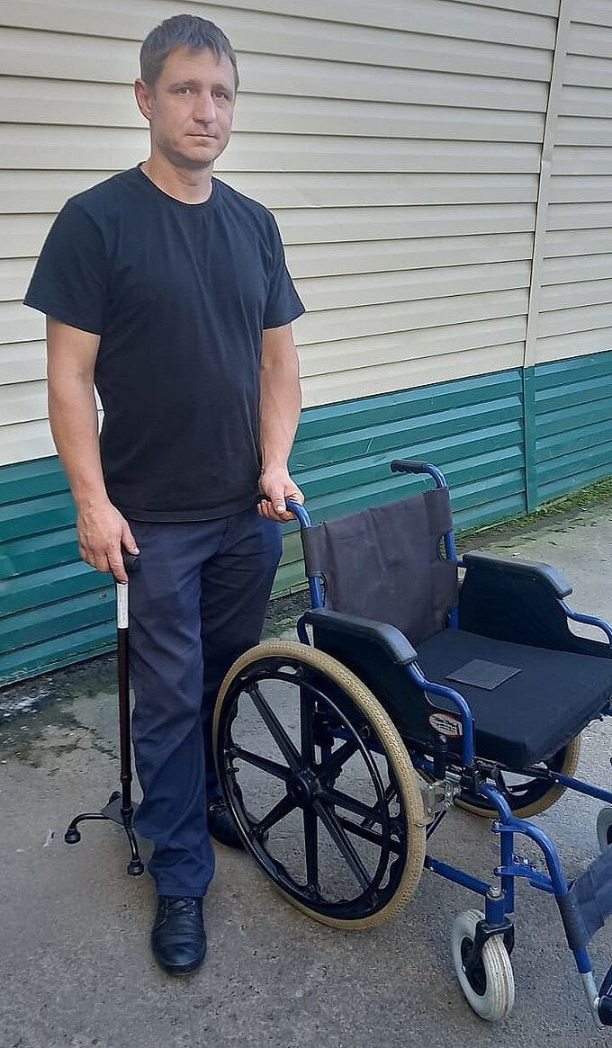 Мужчина получил кресло-коляску и опорную трость