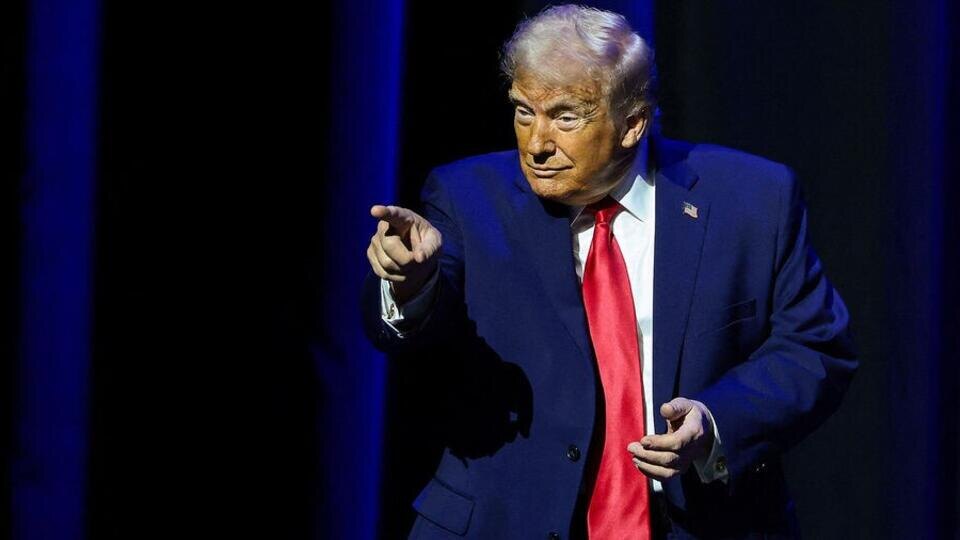     TMZ: Трамп показал средний палец и обозвал сотрудника завода Ford REUTERS/Evelyn Hockstein