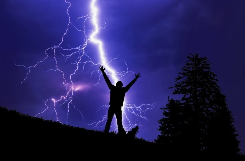 Его “забрала” молния