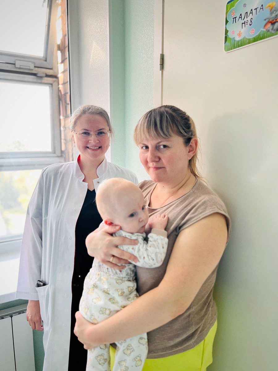 Маленький пациент НИИ кардиологии Томского НИМЦ с мамой и лечащим врачом