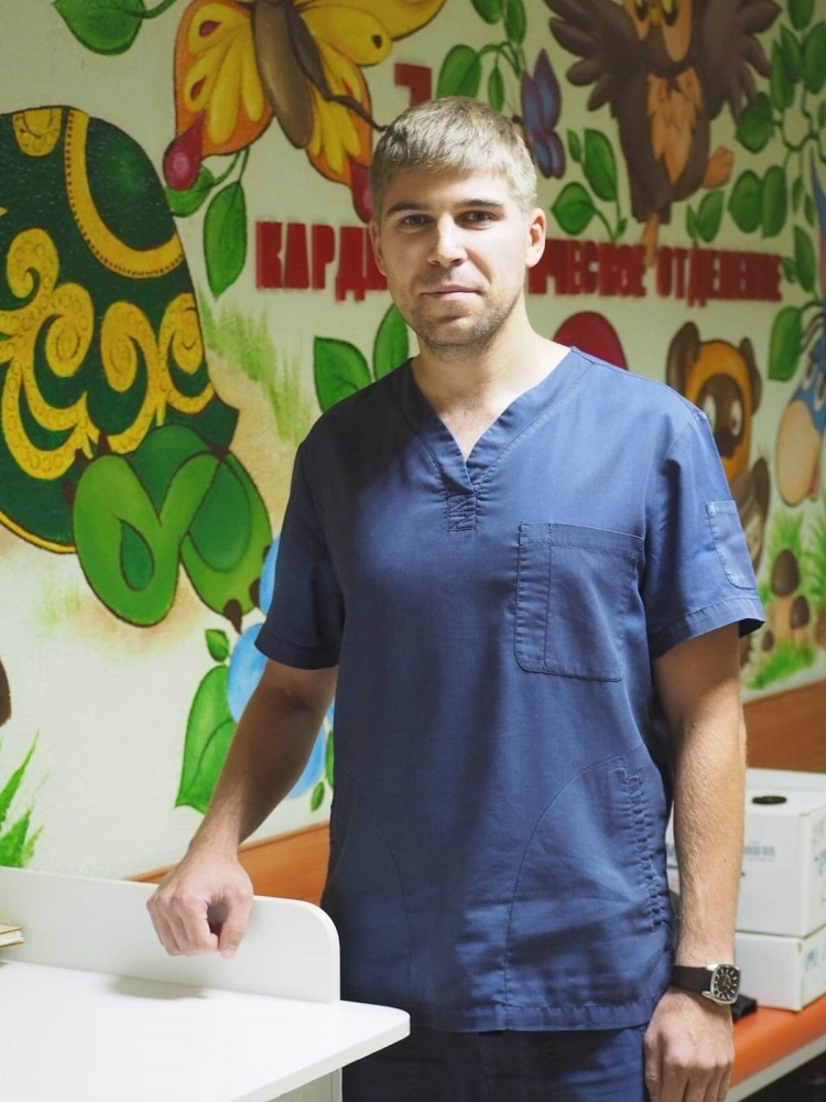 Врач-сердечно-сосудистый хирург детского кардиохирургического отделения № 2 НИИ кардиологии Томского НИМЦ, научный сотрудник отделения сердечно-сосудистой хирургии, канд. мед. наук Олег Егунов