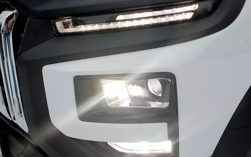 Оптика – аж в три яруса. Основные фары хороши, противотуманки светят ярко, но куда-то не туда.Соллерс ST9
📷
