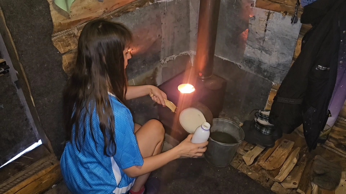 Пеку блинчики в избе.