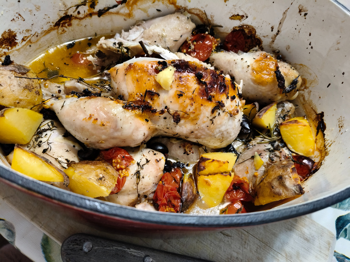 Тут уже половину цыпленка оторвали, пока я за телефоном бегала