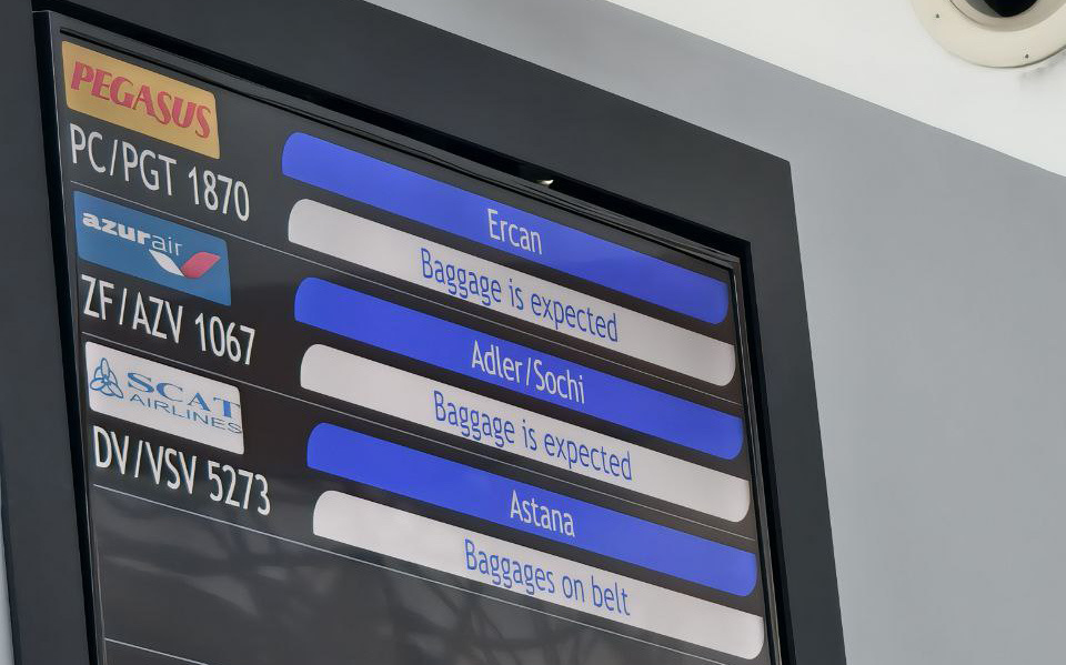 табло, где искать номер рейса и стойку багажа