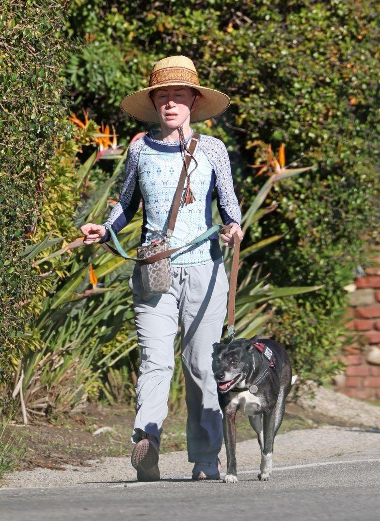    Источник: BACKGRID | Кэти Гриффин гуляет со своей собакой