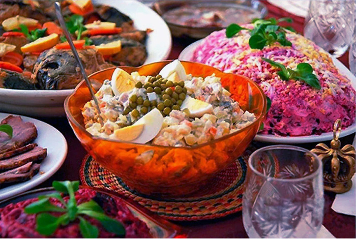 Стол, накрытый по "мотивам" советского новогоднего стола. Исходное изображение найдено на liveinternet.ru.