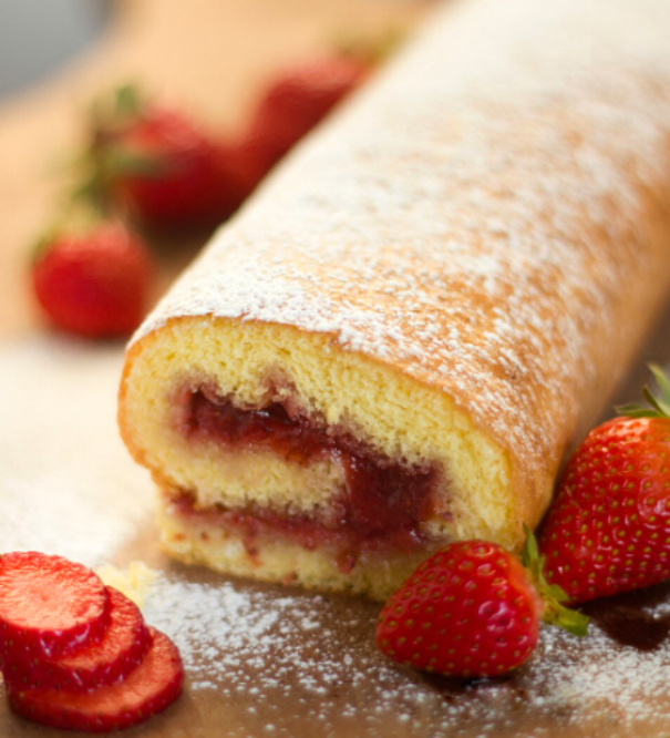 Исходное изображение найдено на wikimedia.org, автор исходного фото - Ian Cv. Свой рулет, который я готовила вчера к Старому Новому году, сфотографировать не могу так как его уже слопали за праздничным столом. Так что просто нашла очень похожее на него изображение..