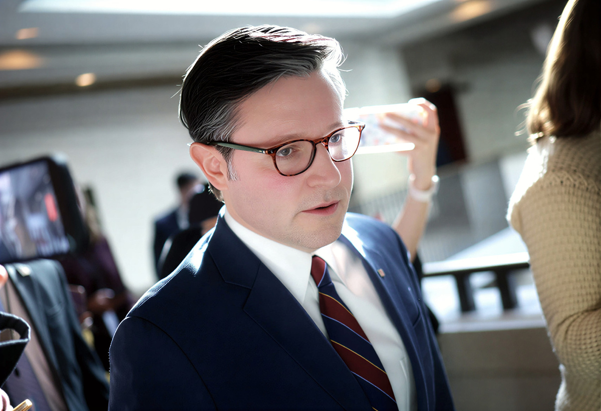 Спикер Палаты представителей Майк Джонсон беседует с представителями СМИ, покидая пресс-конференцию после заседания Республиканской конференции Палаты представителей в Капитолии США 13 января 2026 года в Вашингтоне. (Фото Кевина Дича/Getty Images)