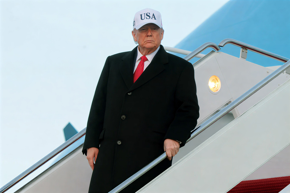 Президент Дональд Трамп спускается по трапу самолета Air Force One на объединенной базе Эндрюс, штат Мэриленд, 13 января. (Фото Анны Монемейкер/Getty Images)