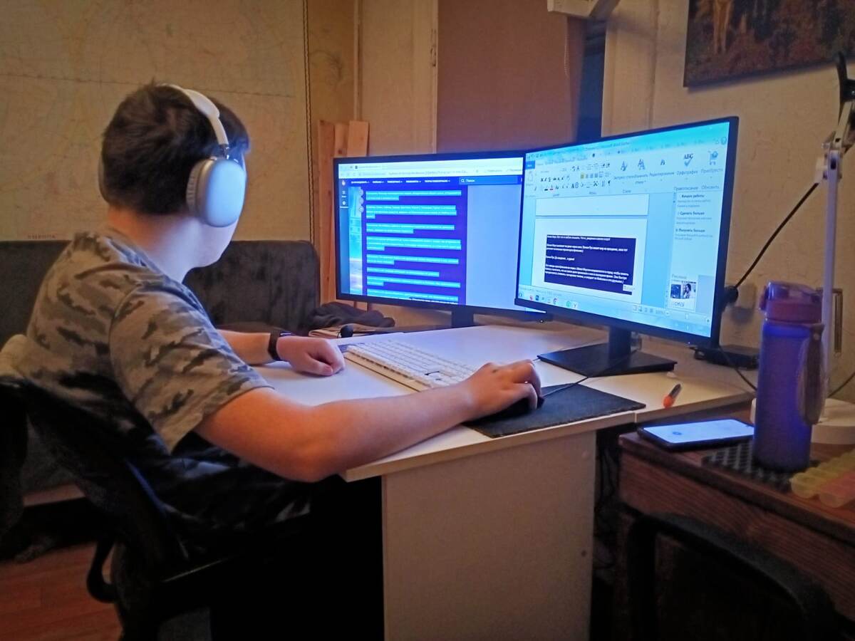 Делает книжку.