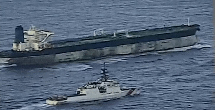    Береговая охрана США показала кадры преследования и захвата танкера Marinera, который шёл под флагом России и был взят "на абордаж" в Северной Атлантике. Видео: соцсети