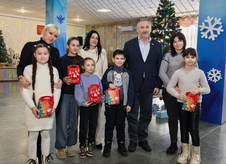    Сенатор Константин Басюк поздравил ребят с Новым годом Фото: министерство культуры ХО