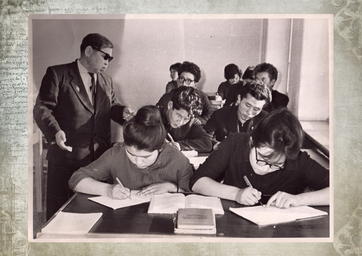 Н.Г. Доможаков проводит очередное занятие со студентами Абаканского педагогического института.