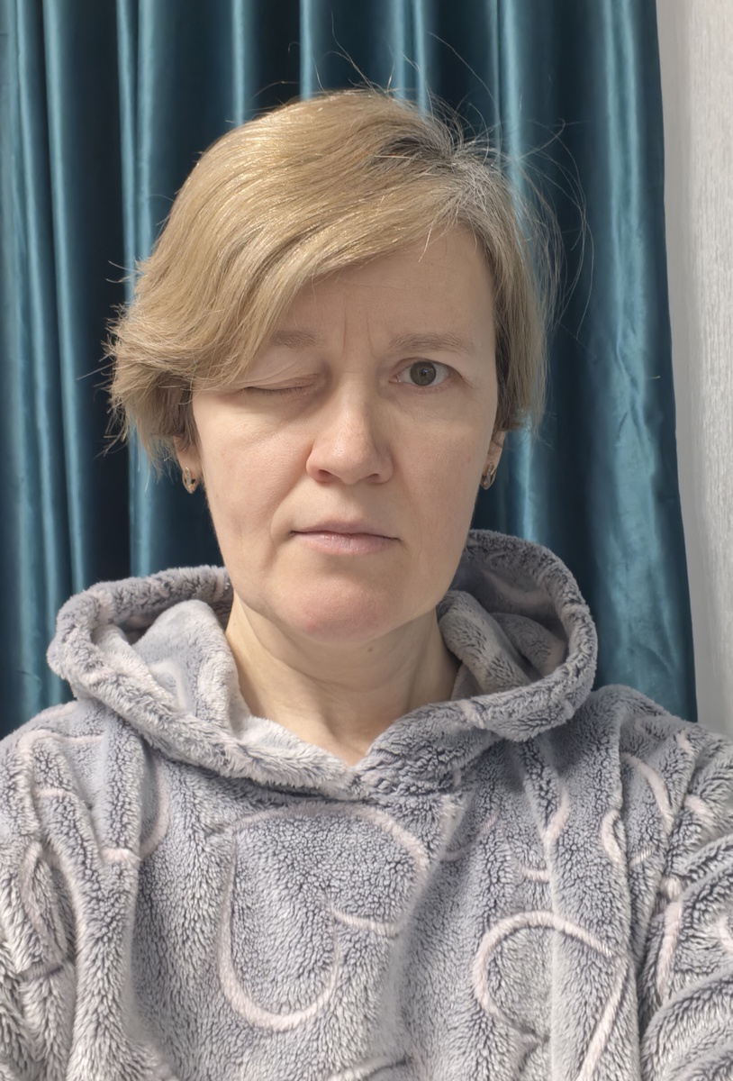 Праздники праздниками. Но это не только возможность отдохнуть, но и время сделать что-то полезное. 

Я решила, что мне нужно отрегулировать окна. Поговорила с подругой. Она инженер. И ей недавно регулировали окна. Она мне показала, что конкретно нужно сделать.

Я написала в домовом чате, просила, чтобы кто-то посоветовал мастера. Сразу же откликнулась девушка, сказала, что мастер есть, она недавно к нему обращалась и дала номер телефона.

Я позвонила по номеру и договорилась о приходе мастера.

В назначенное время подошёл молодой человек. Начал осматривать окна. И вот в этот момент я поняла, что что-то пошло не так. 

До этого я разговаривала с подругой и точно знала, что конкретно нужно отрегулировать. А мастер осматривал окна так, что было видно, он не знает, что нужно делать.

Когда я сказала ему, что вижу его некомпетентность и попросила покинуть квартиру, то он стал хамить мне в ответ. И требовать оплатить его приезд. А за что платить? За то, что он приехал на меня посмотреть?

Тогда я сказала, что нужно составить договор. И поинтересовалась, какую услугу он укажет в договоре. Мастер ничего вразумительного пояснить не смог. Но с радостью предоставил бланк договора.

В договоре я первым делом обратила внимание на то, как он зарегистрирован. Было указано - индивидуальный предприниматель.

Набираю в поисковике его данные. И самый первый ответ - мошенники.

Когда я сообщила мастеру об этом и ещё раз предложила покинуть квартиру, сказала, что в противном случае, вызову полицию, на что он сказал, что готов подождать.

Вел себя нагло. Пытался провоцировать меня на конфликт.

Я вызвала полицию.

Так называемый мастер просидел в моей квартире час. Потом всё-таки решил уйти.

А полиция не отреагировала на вызов. Ничего не поменялось. Видимо работает принцип: "Когда убьют, тогда приедем".