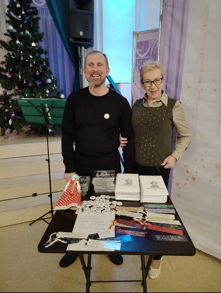 Наше сувенирное богатство: значки и блокноты с нашей фирменной символикой, диски с авторскими песнями на стихи Николая Рубцова, закладки с цитатами из Рубцова (спасибо Надежде Кабировой). Фото из личного архива автора