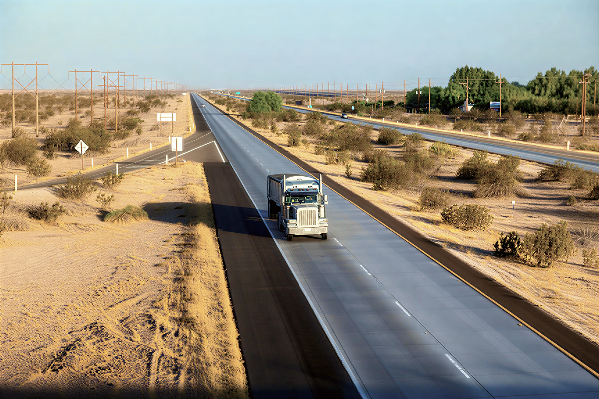 Архивное фото: Грузовик на межштатной автомагистрали I-8 в пустынной местности Аризоны в утреннем свете. | Getty Images