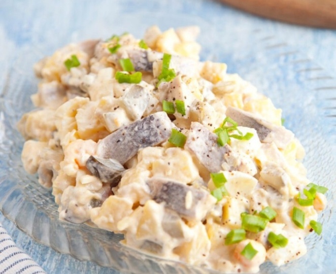 Белая Шуба (почти) - любимый зимний салат с селедкой. Малосольная селедочка, картошина, лук и не только, а за уши не оттянешь