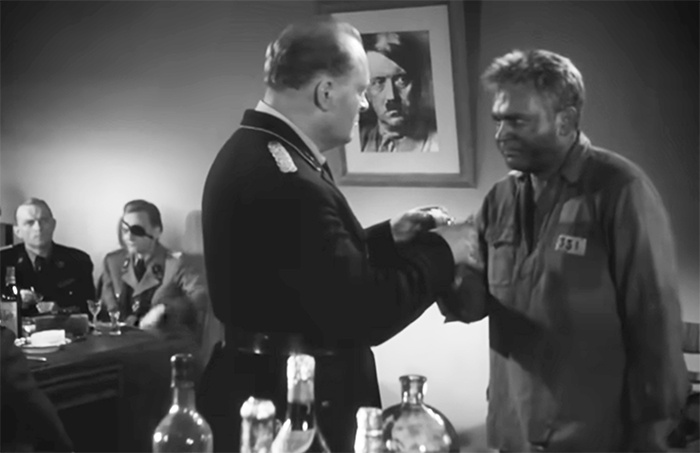 Знаменитая сцена с комендантом лагеря