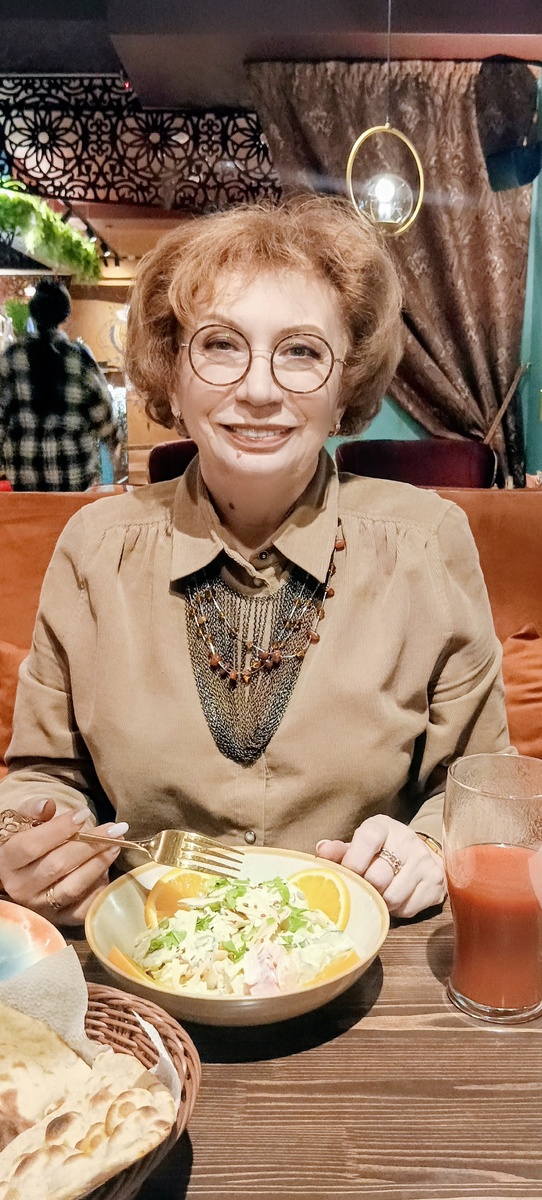 В ресторане. Передо мной сливочный салат из креветок