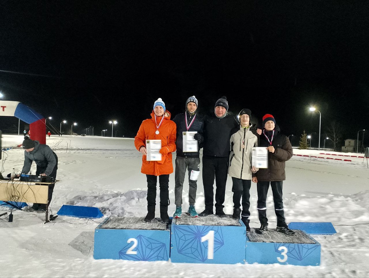 3 место сразу 2 атлета, видимо финишировали за руки 