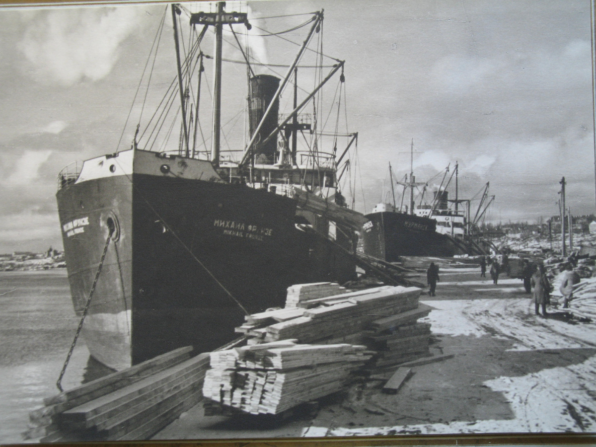 Это фотография 1950-х годов, грузы в район возведения дороги Чум-Салехард-Игарка доставляются водным путем. Этот маршрут будет повторен и в 1970-е годы, при создании Западно-Сибирского нефтегазового комплекса на территории Тюменской области. Фото из фондов Государственного архива Российской Федерации