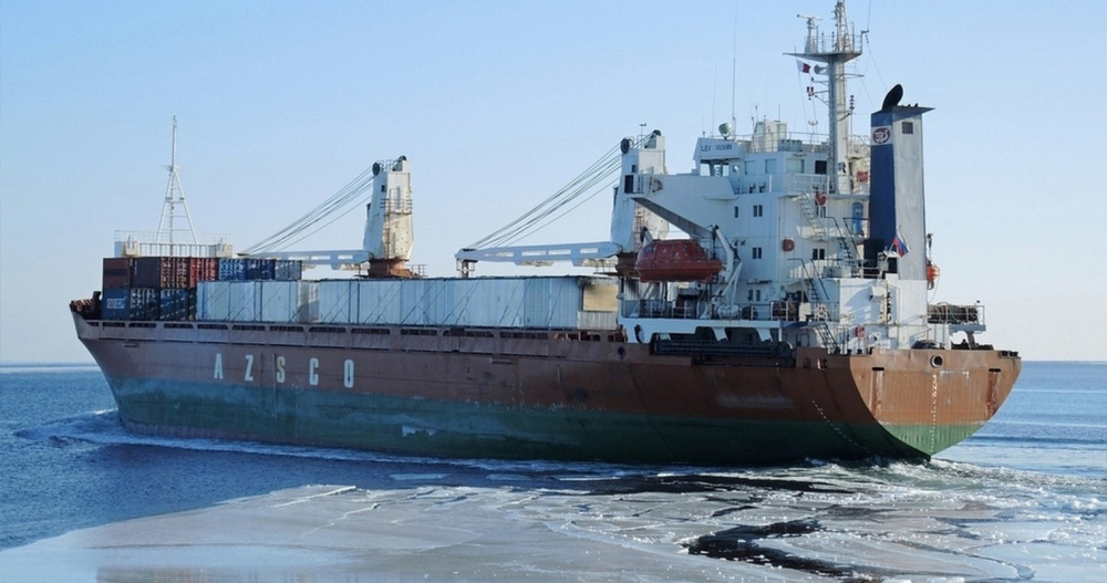 На Чукотке завершилась операция по освобождению судна из ледового плена