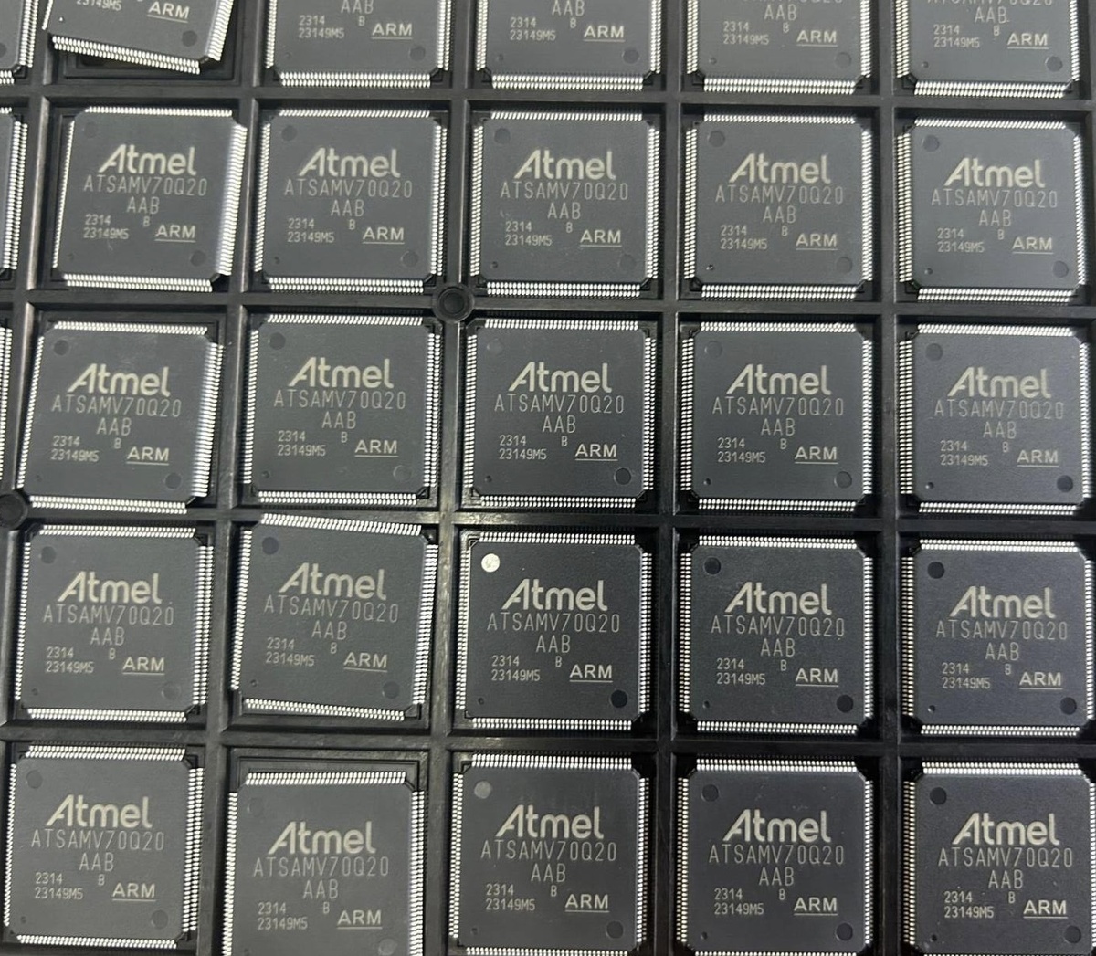 ATMEL Series ATSAMV70Q20B-AAB.