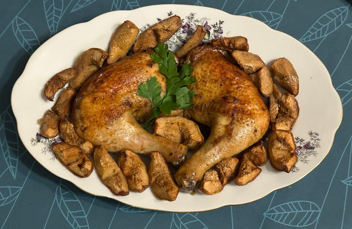 Курица, запечённая с айвой. Фото автора