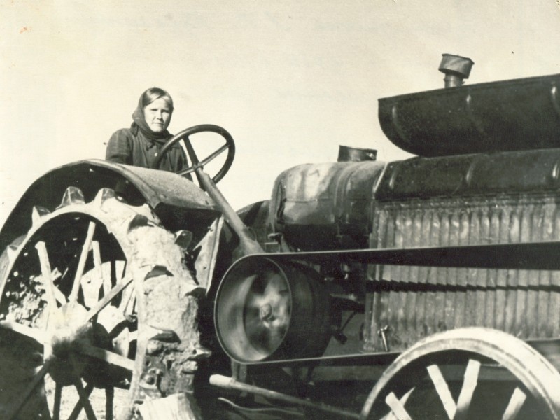 Женщина-трактористка. Фото военных лет