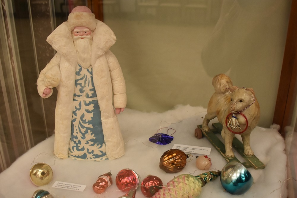    В дворцовом комплексе в Рамони подобрали ряд редких игрушек ручной работы начала ХХ века. / Дворцовый комплекс Ольденбургских