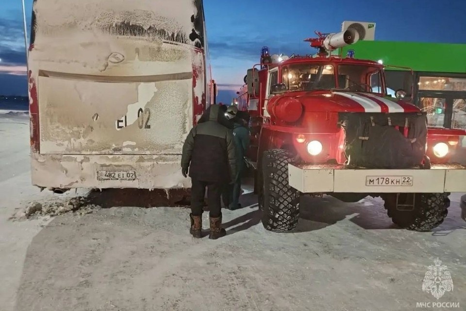    49 пассажиров спаслись от мороза в придорожном кафе. Фото: пресс-служба МЧС России по Новосибирской области.