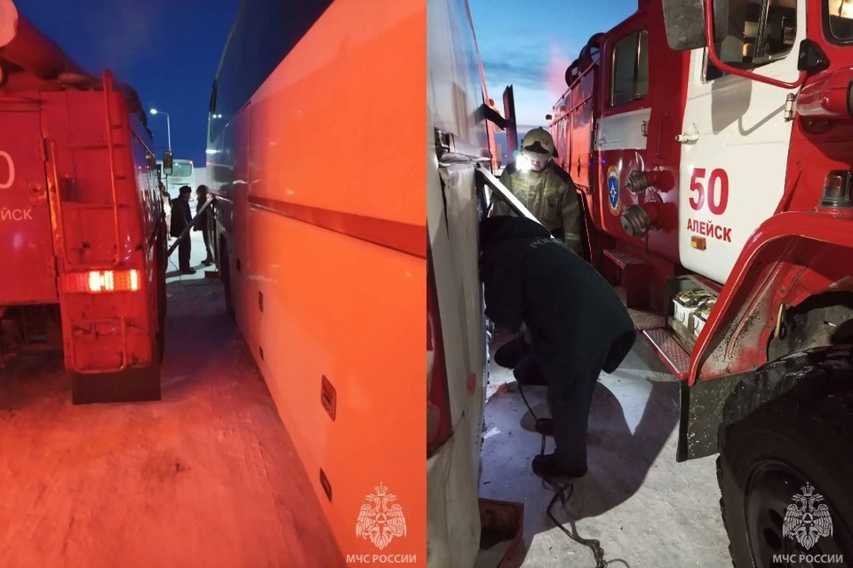    На место сразу же прибыли спасатели и помогли отремонтировать автобус. Фото: пресс-служба МЧС России по Новосибирской области.