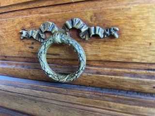 Старинная фурнитура на ящике комода.