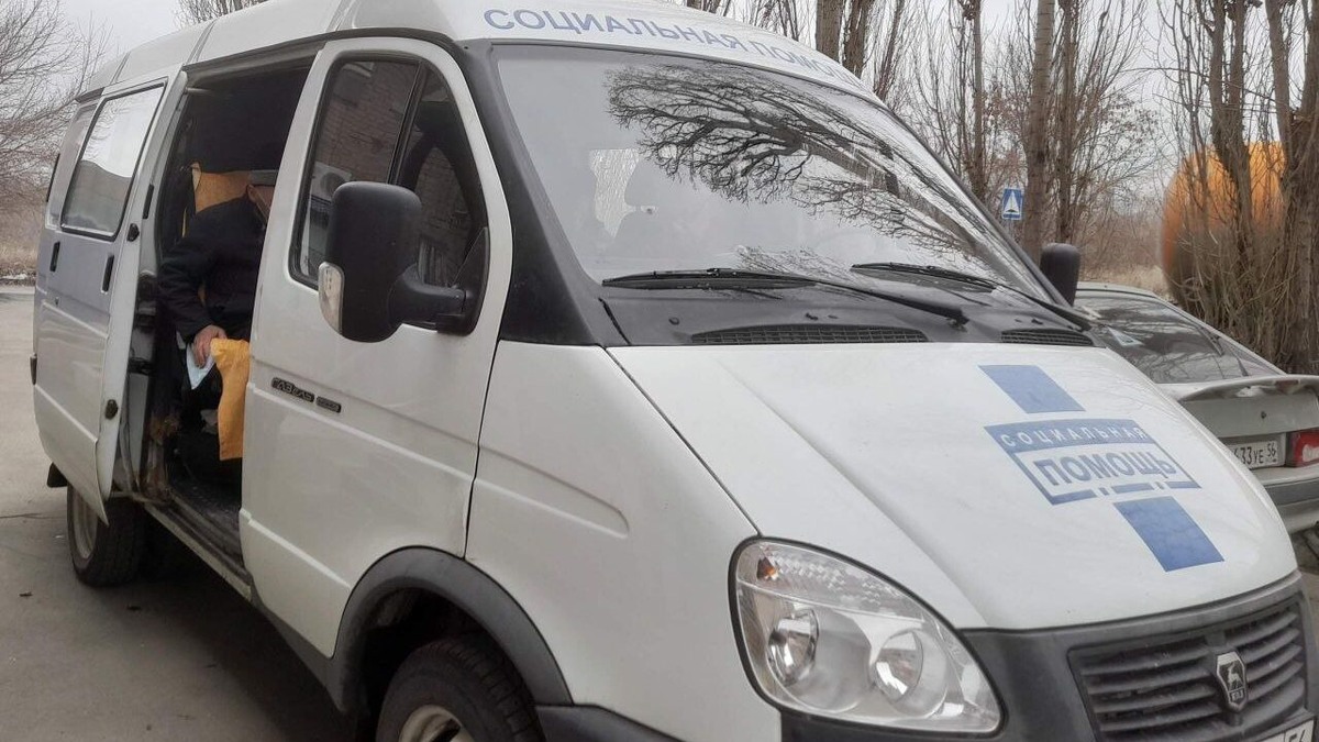     Сотрудники комплексного центра работают с бездомными гражданами. Фото комплексного центра соцобслуживания населения в г. Гае.