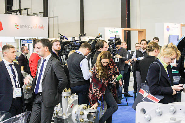 Гул выставки остается за кадром