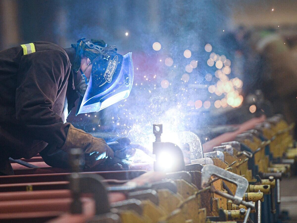    Рабочий в сборочном цехе завода© РИА Новости . Григорий Сысоев