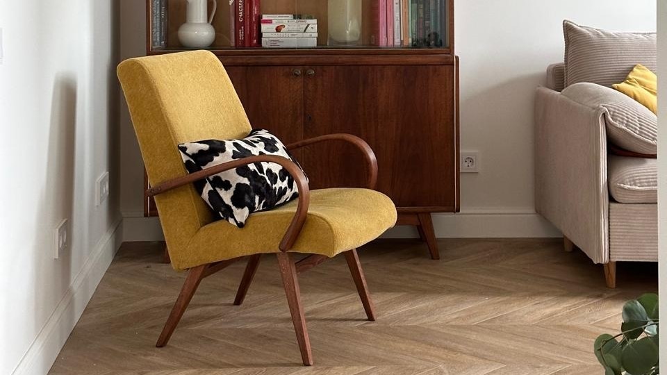 На фото: кресло и сервант на заднем плане - часть предметов, прошедших у меня реставрацию для квартиры заказчицы