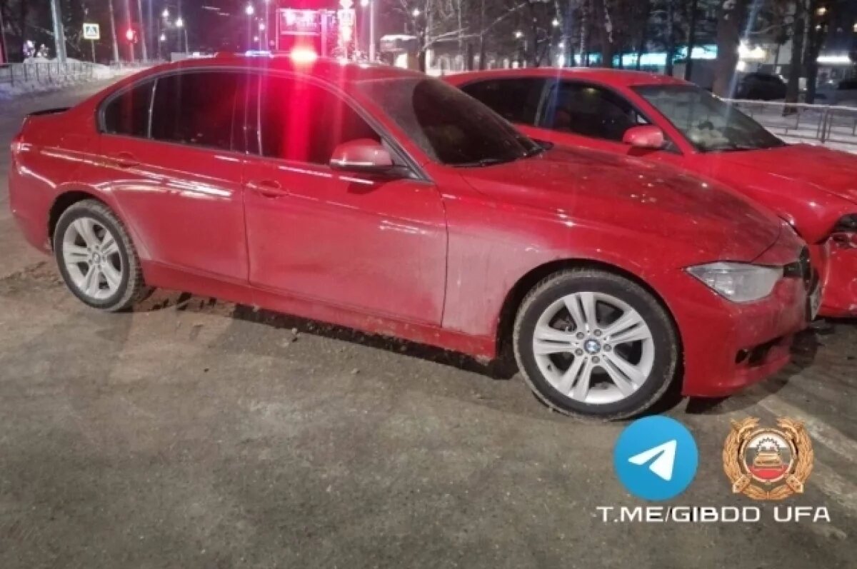    Две 23-летние девушки на красных машинах столкнулись на улице Уфы