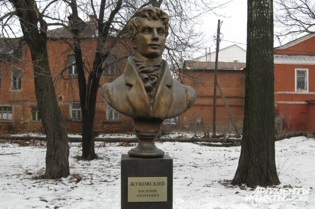 Памятник В.А. Жуковскому на ул. Менделеевской в  городе Туле 