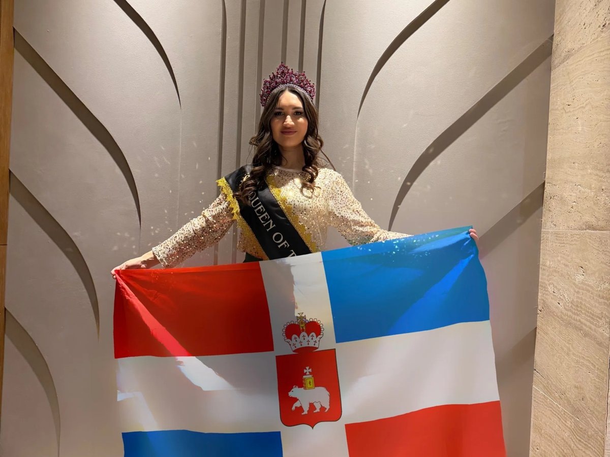    Организаторы не разрешили выйти на сцену с флагом Пермского края, но не запретили взять его с собой и делать с ним фото