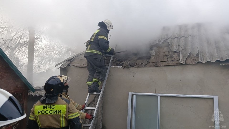    Владелица жилища сама покинула горящий дом. ФОТО: МЧС России