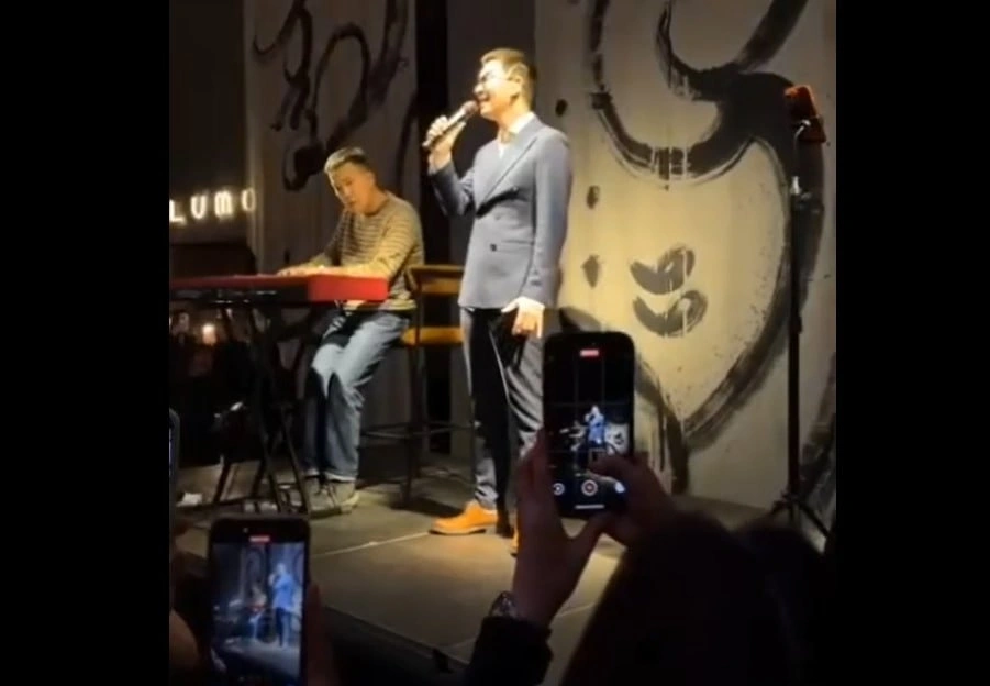 Лудуб Очиров и Кенжебек Нурдолдай спели хит "Шоколад" Фото: Д. Найданов
