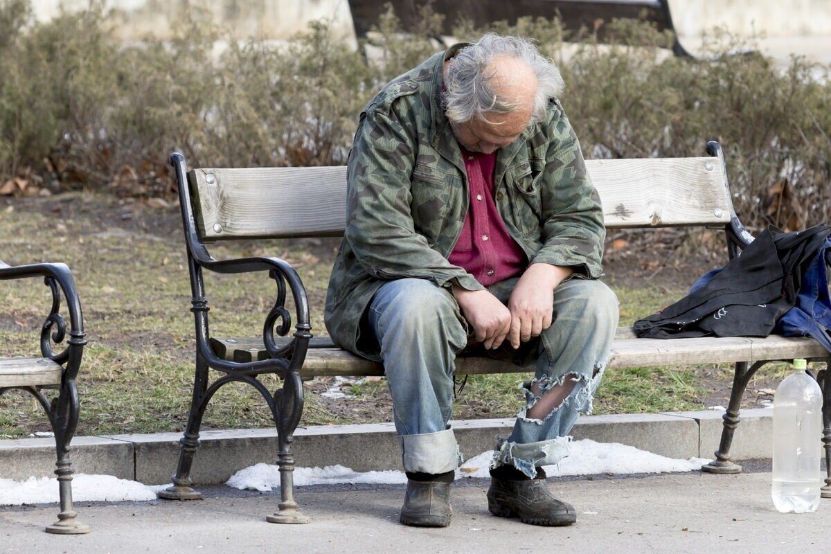 Ведь это он каждый раз донимал со своим червонцем возле подъезда.