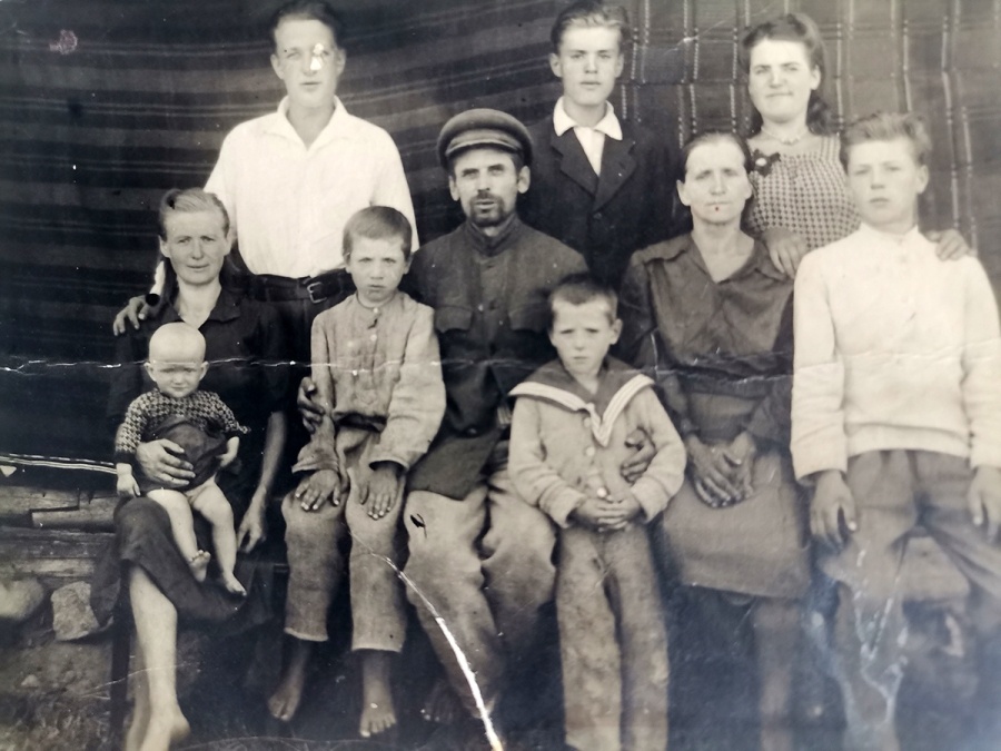     Мост через поколения: как добрые дела копыльских школьников помогают сохранить память о прошлом