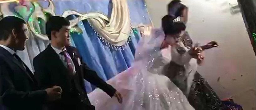 Стоп-кадр из видео, где жених с размаху ударил невесту ...