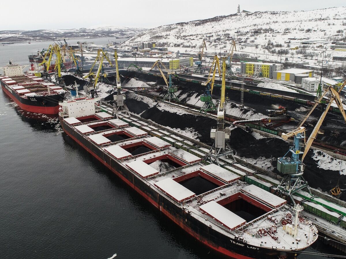    Загрузка судов углем в угольном терминале мурманского торгового порта© РИА Новости . Павел Львов
